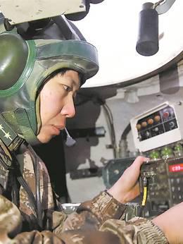 马和帕丽：男兵连里的铁甲女兵